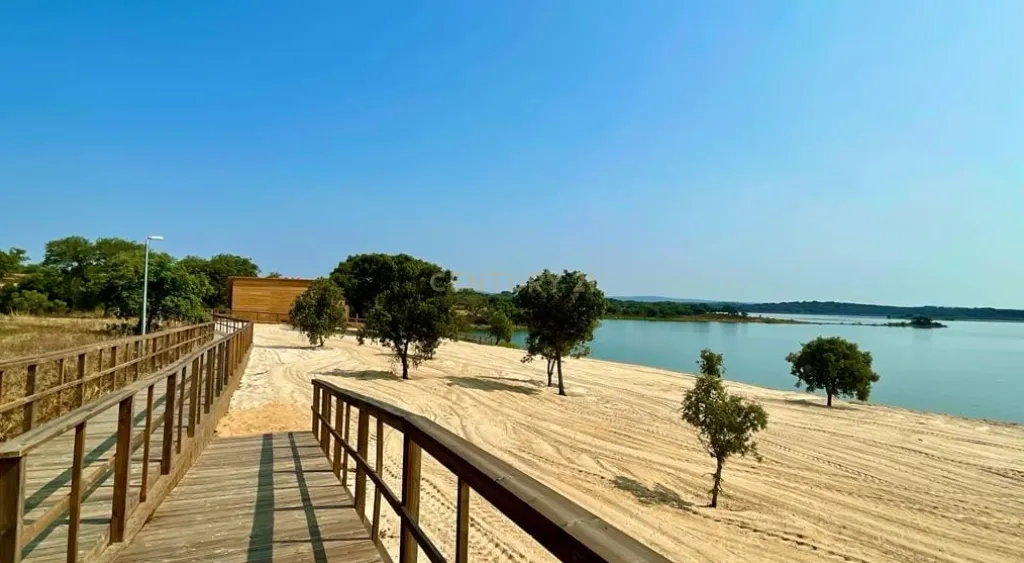 Moradia com quintal para remodelação em Viana do Alentejo - Image 16