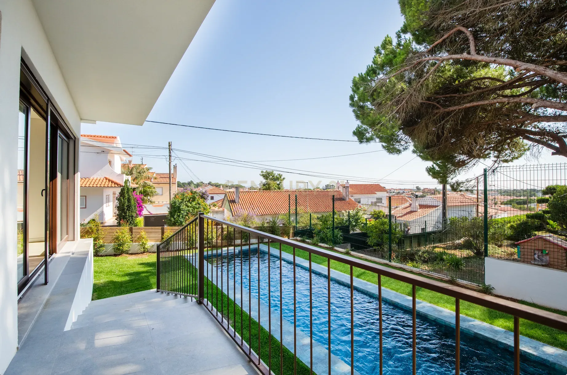 Moradia T3+1 em Murches | Lote 340m² | Piscina | Jardim | Garagem - Image 3