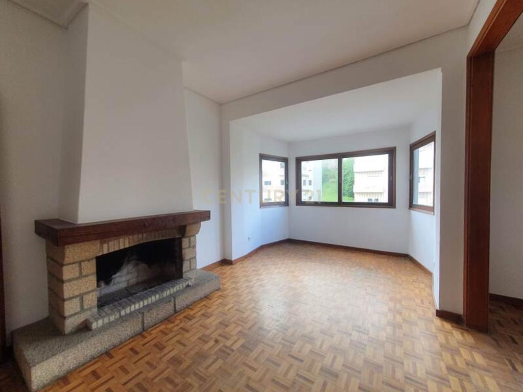 Apartamento T4 com Garagem Box à Venda em Guimarães – Rua São Gonçalo, Creixomil - Image 1