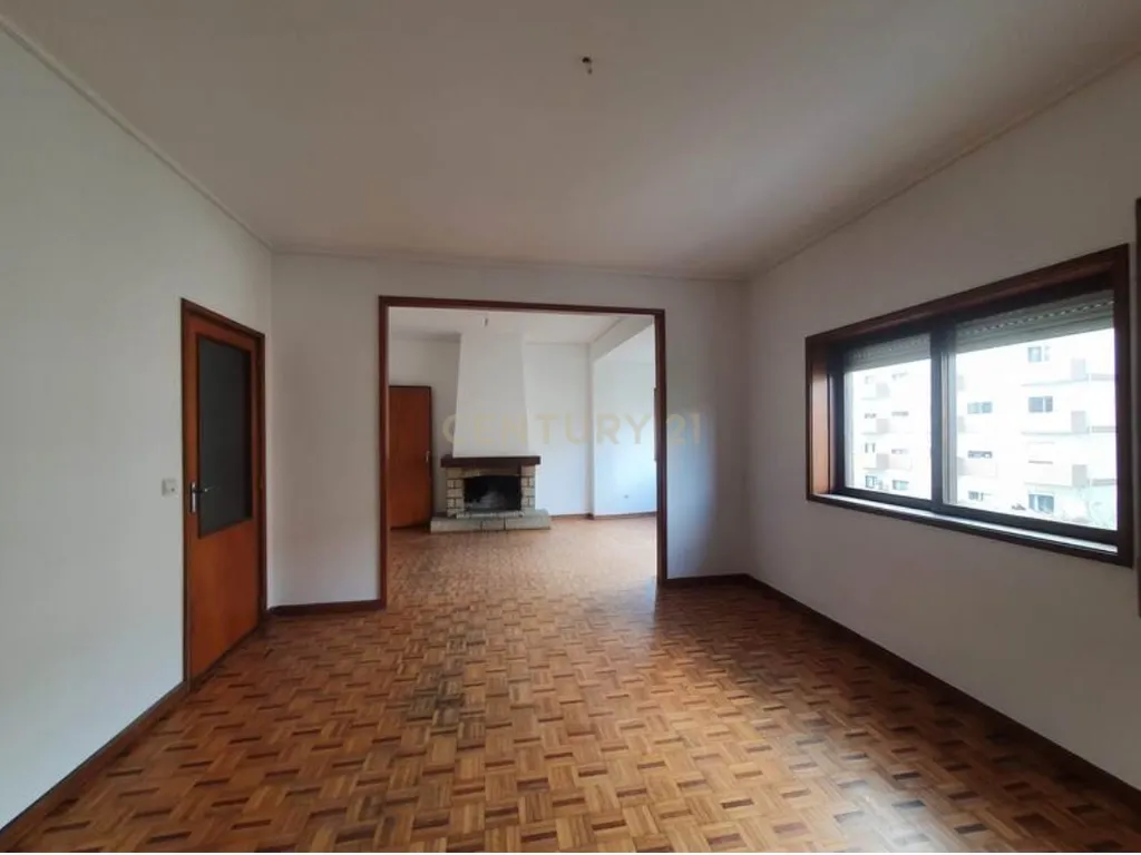 Apartamento T4 com Garagem Box à Venda em Guimarães – Rua São Gonçalo, Creixomil - Image 4