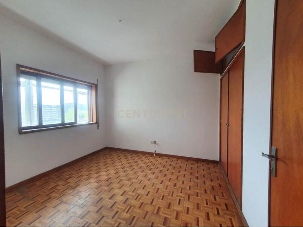 Apartamento T4 com Garagem Box à Venda em Guimarães – Rua São Gonçalo, Creixomil - Image 6
