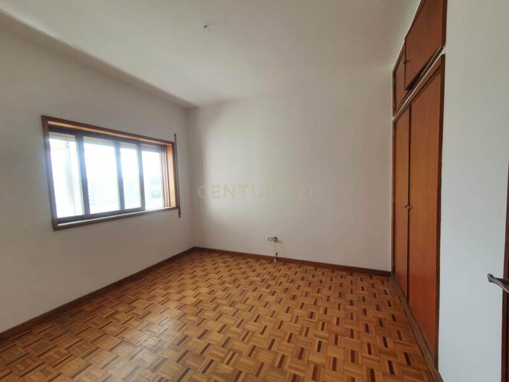 Apartamento T4 com Garagem Box à Venda em Guimarães – Rua São Gonçalo, Creixomil - Image 9