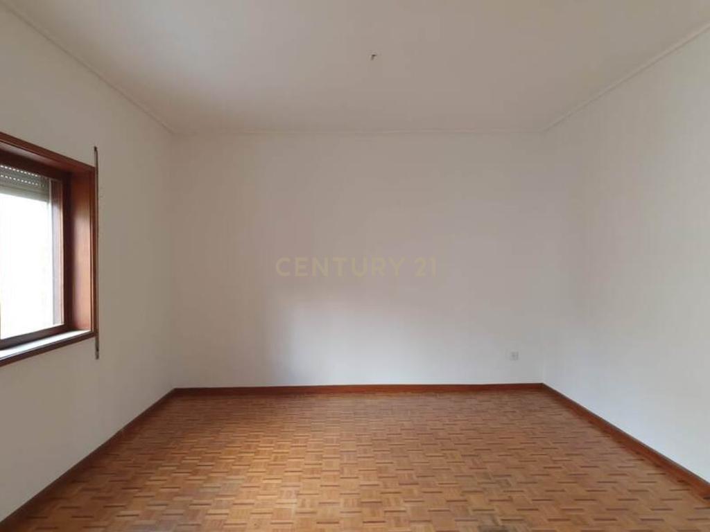 Apartamento T4 com Garagem Box à Venda em Guimarães – Rua São Gonçalo, Creixomil - Image 11