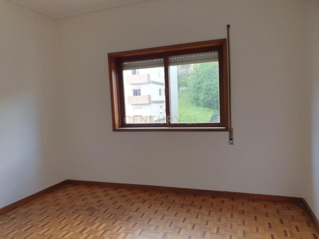 Apartamento T4 com Garagem Box à Venda em Guimarães – Rua São Gonçalo, Creixomil - Image 12