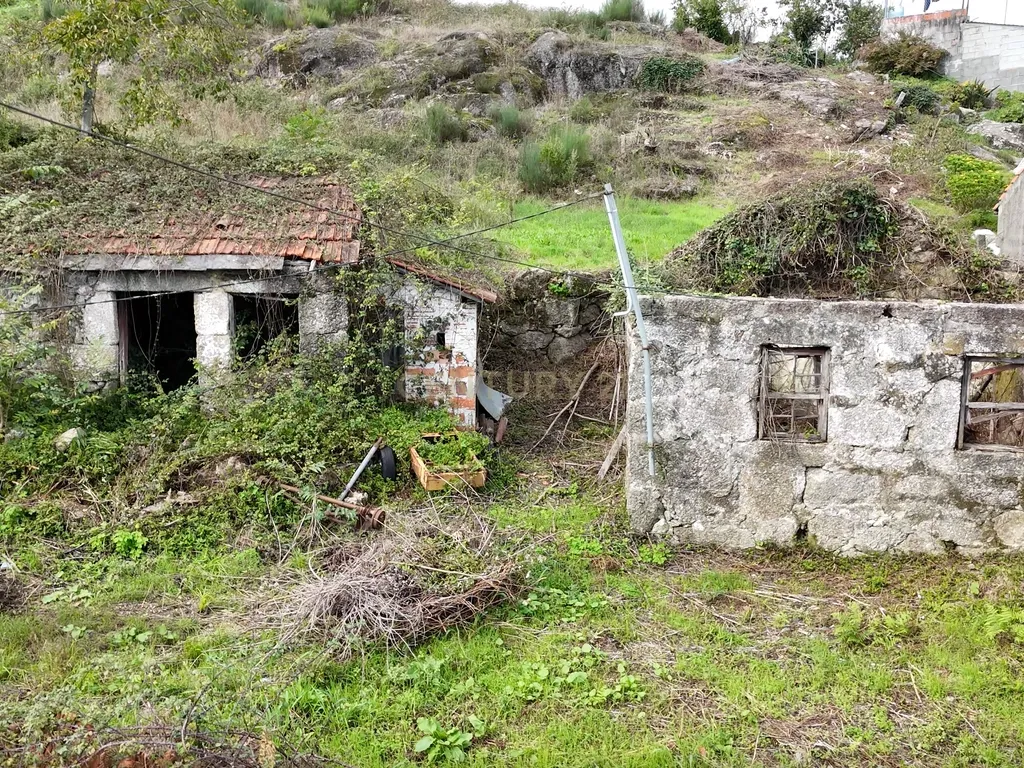 Quinta De Além com casa rústica em ruína para reabilitação total de 2 quartos no centro de Cete, Paredes - Image 2
