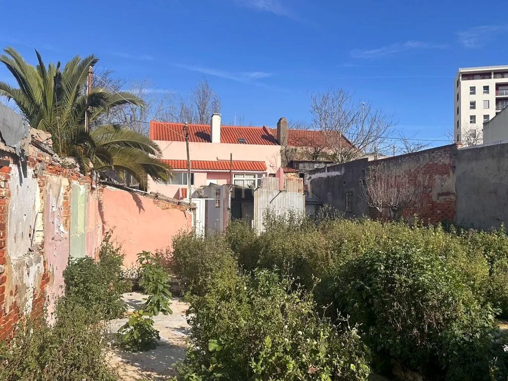 Prédio em Marvila com terreno de 589 metros! - Image 3