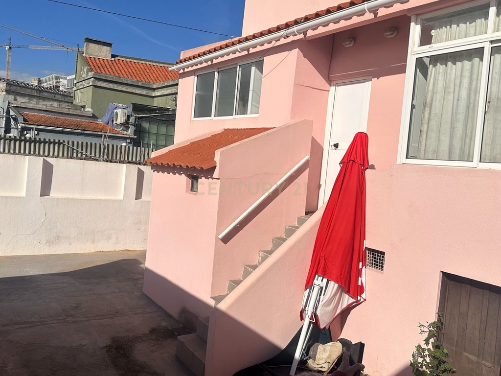 Prédio em Marvila com terreno de 589 metros! - Image 4