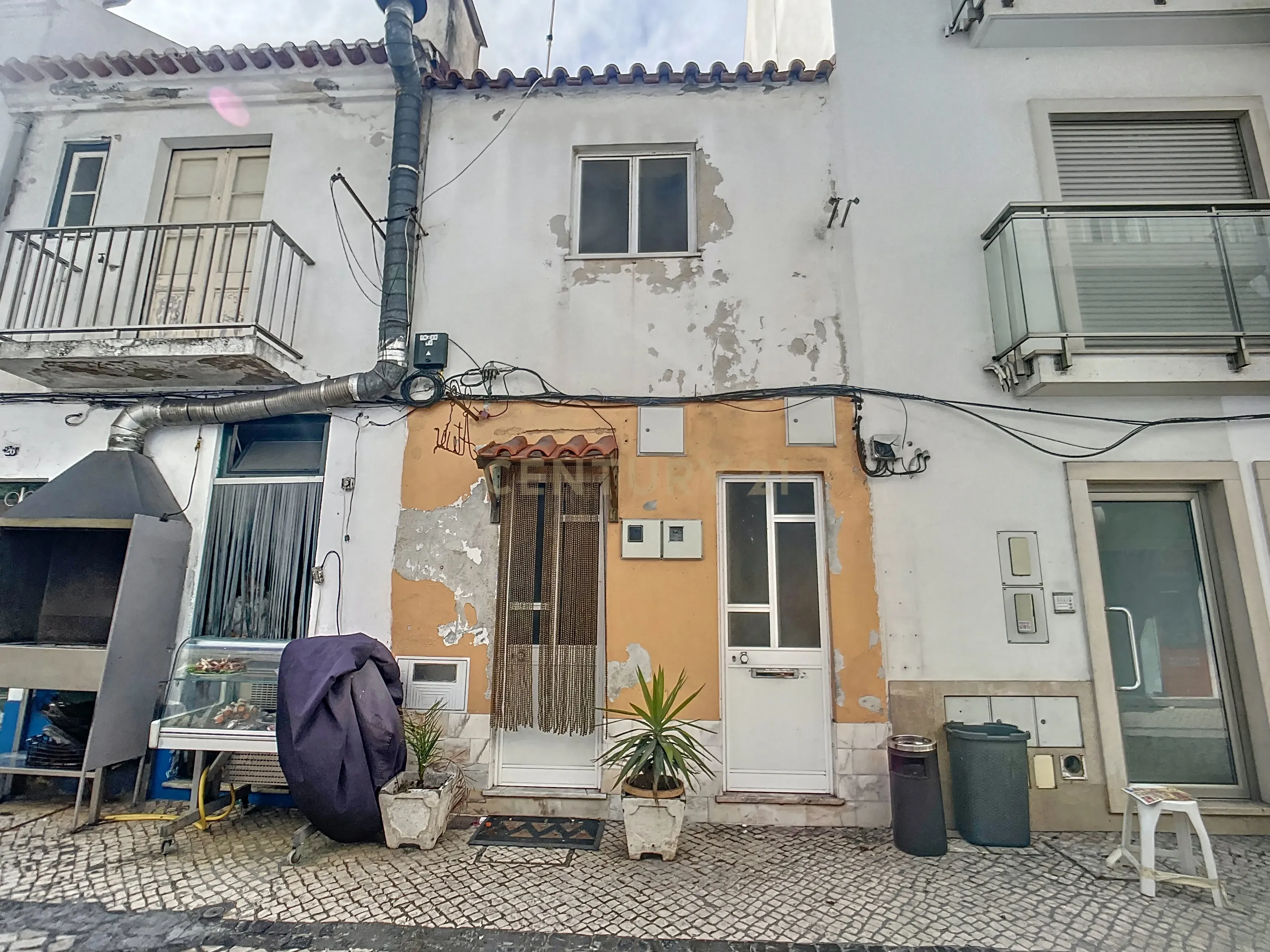 OPORTUNIDADE! PRÉDIO ANTIGO NO CORAÇÃO HISTÓRICO DA NAZARÉ - JUNTO DO MAR! - Image 2