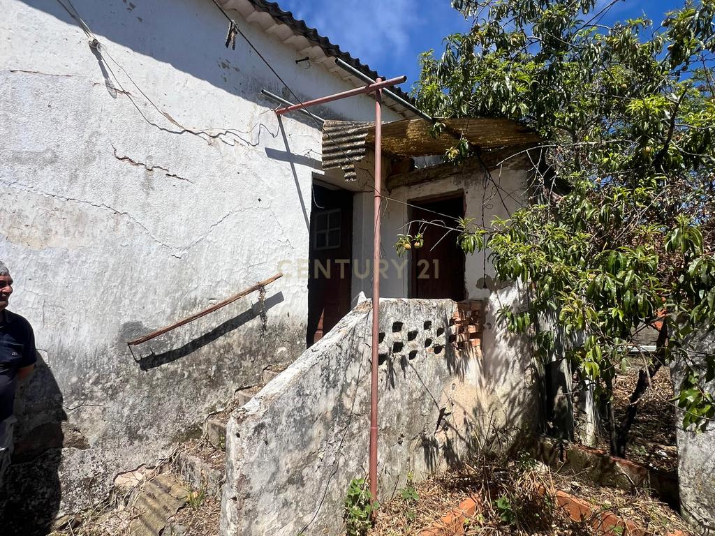 Potencial a 50km de Lisboa: Casa para Renovar com Amplo Logradouro numa Vila Tranquila - Image 15