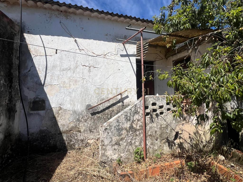 Potencial a 50km de Lisboa: Casa para Renovar com Amplo Logradouro numa Vila Tranquila - Image 13