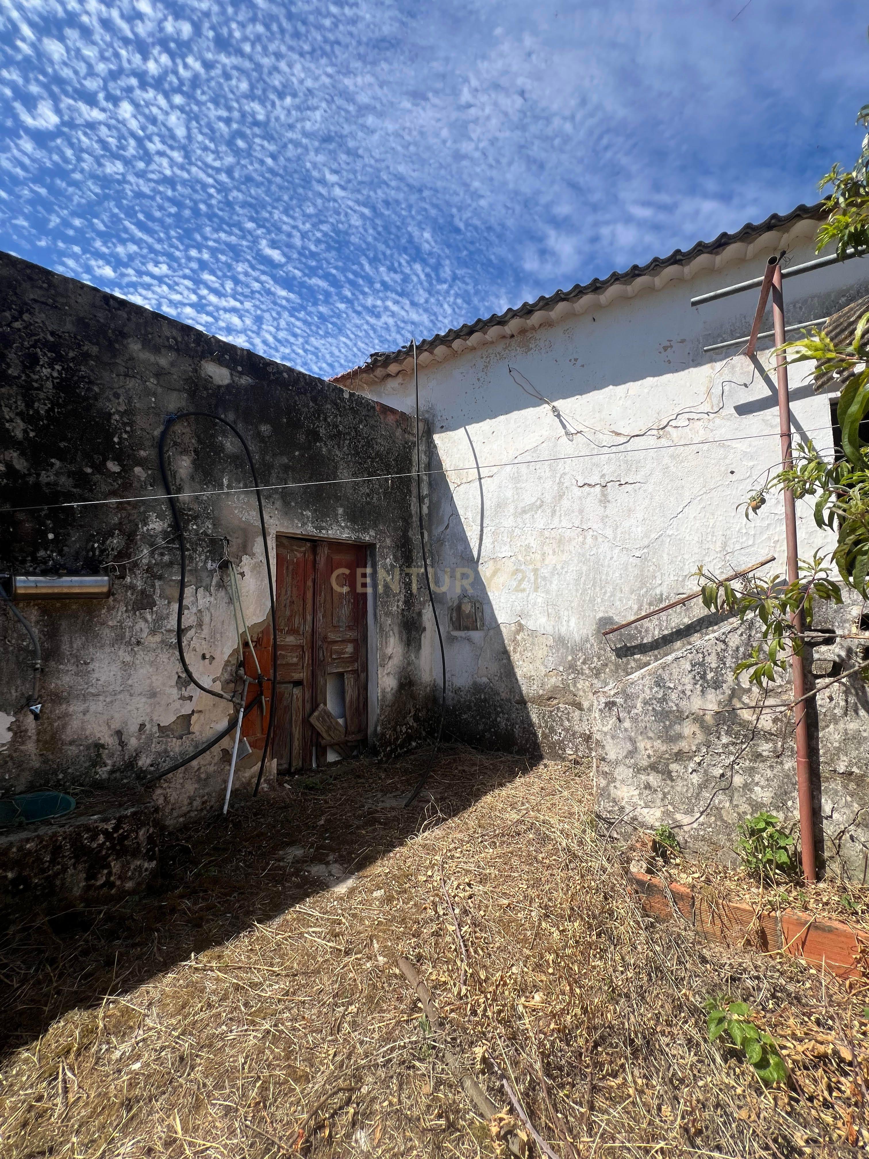 Potencial a 50km de Lisboa: Casa para Renovar com Amplo Logradouro numa Vila Tranquila - Image 3