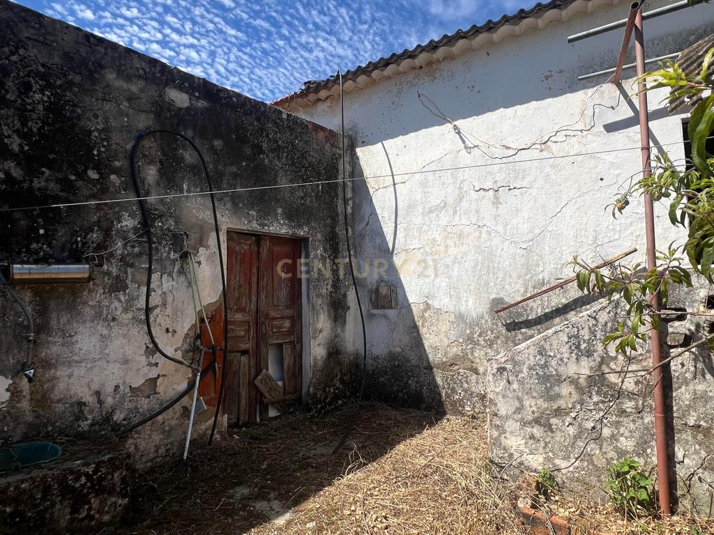 Potencial a 50km de Lisboa: Casa para Renovar com Amplo Logradouro numa Vila Tranquila - Image 3