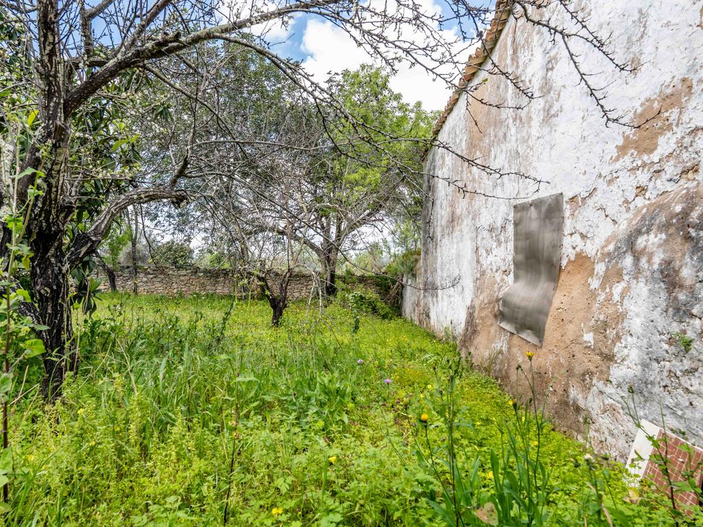 Propriedade com 2 moradias tradicionais e terrenos a venda em Paderne, Albufeira, Algarve Portugal - Image 26