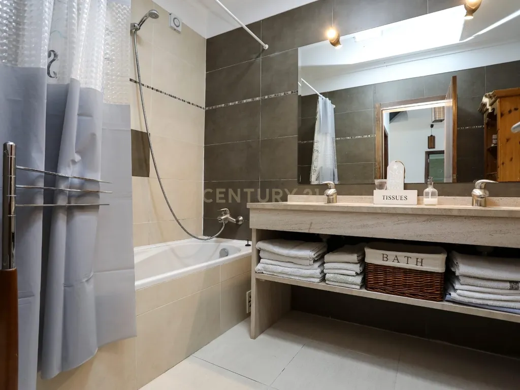 Moradia em Caneças, com piscina, sótao e um anexo com churrasqueira e quarto independente - Image 13