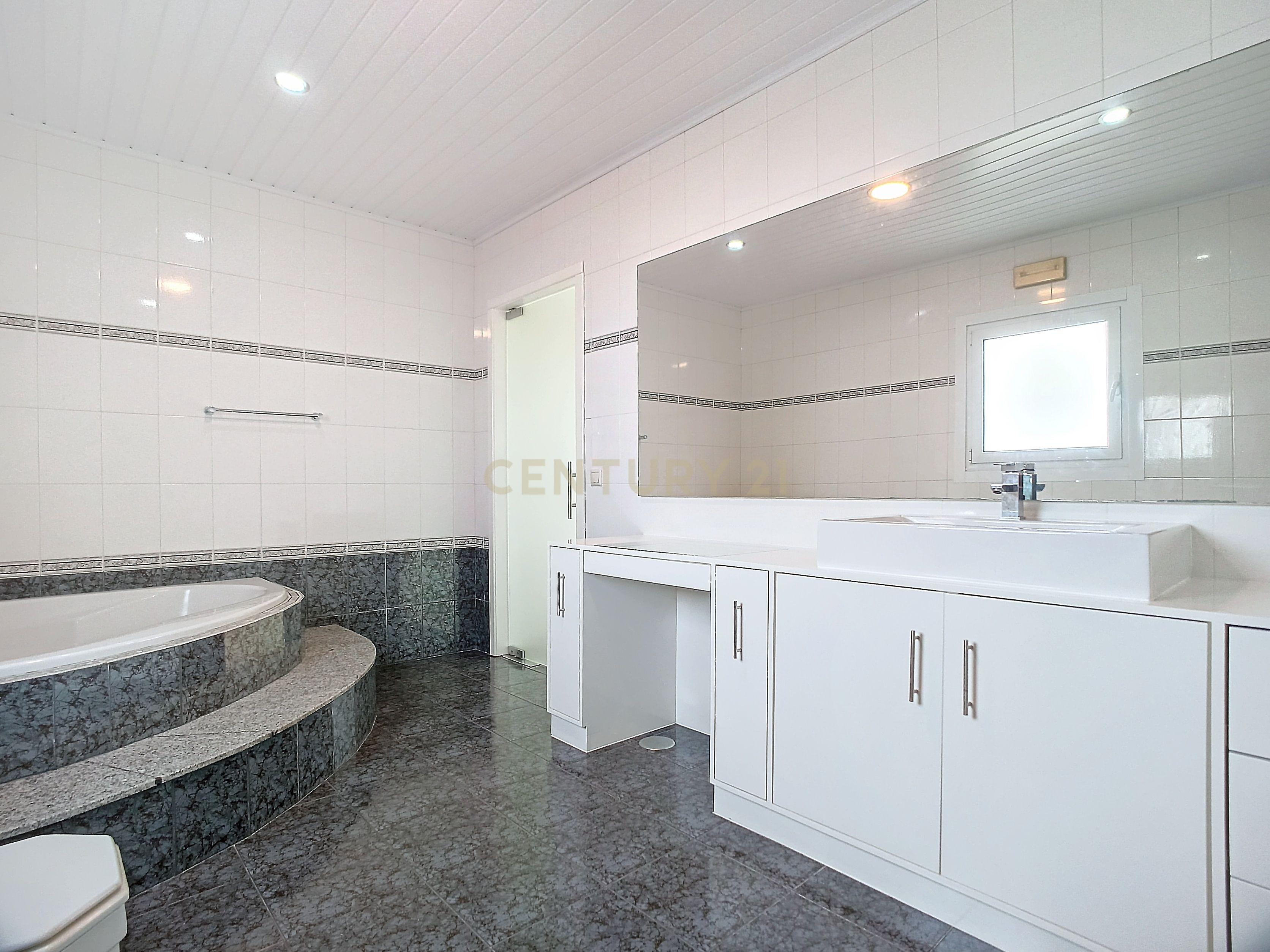 Moradia T4 com Vista Mar | Ajuda da Bretanha | São Miguel - Image 25