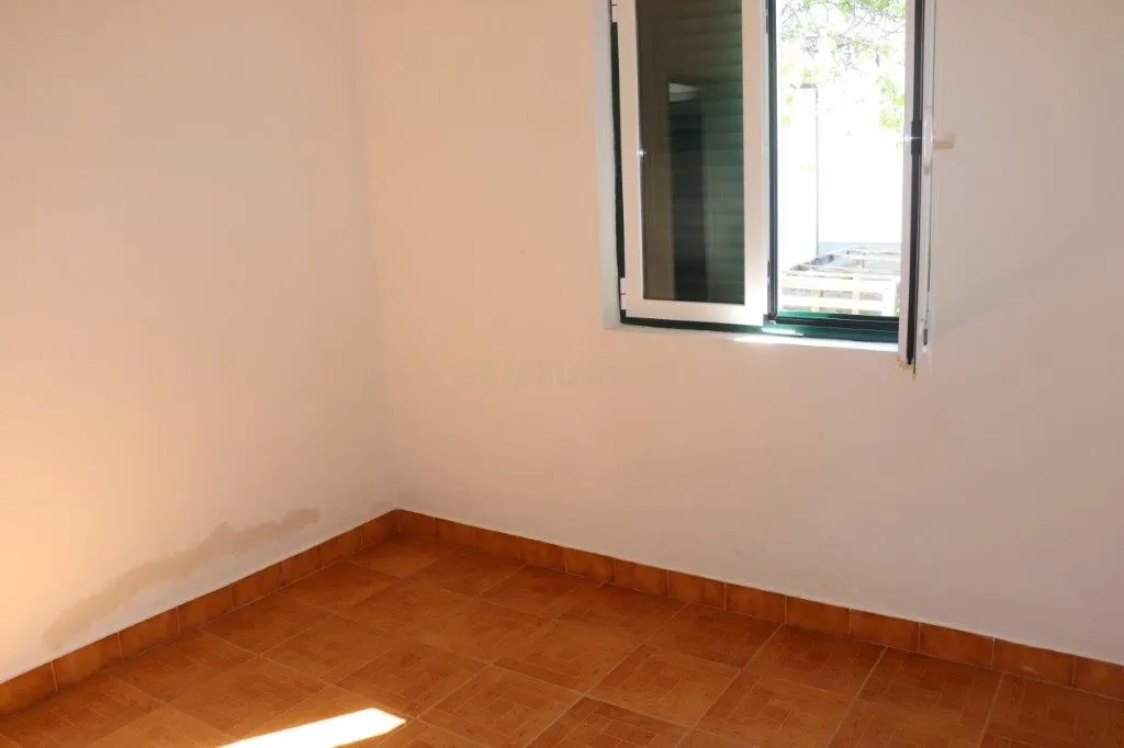 Reservado - Casa de Praia com vista lateral para o mar, com 2 garagens box, logradouro de boas dimensões, 3 quartos, a uma curta distância da praia paradisíaca de Vale Furado - Image 20