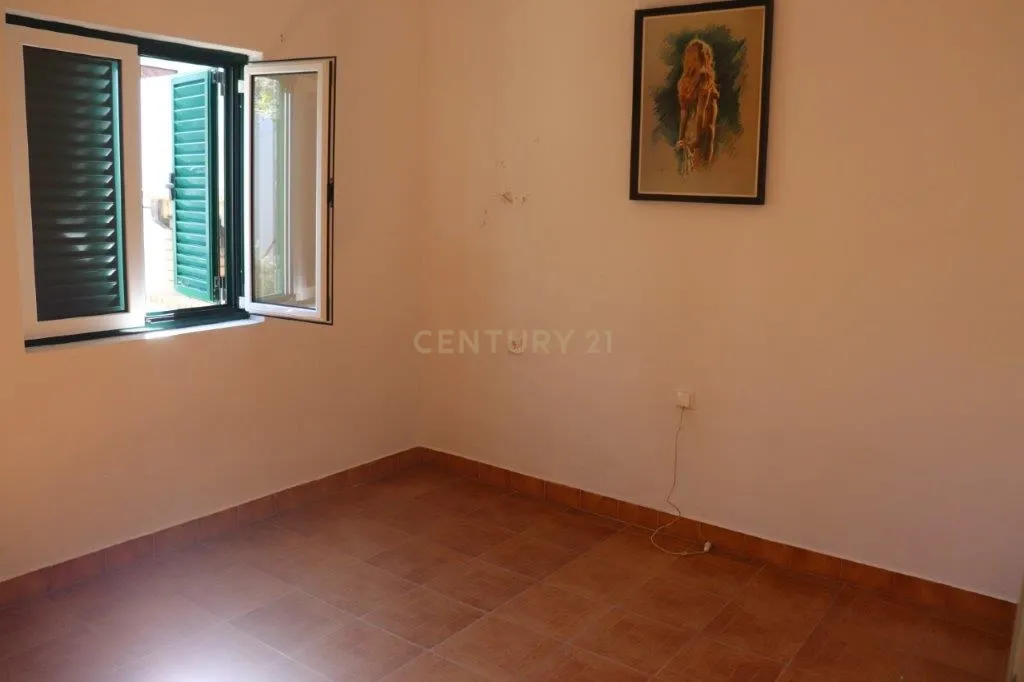 Reservado - Casa de Praia com vista lateral para o mar, com 2 garagens box, logradouro de boas dimensões, 3 quartos, a uma curta distância da praia paradisíaca de Vale Furado - Image 21