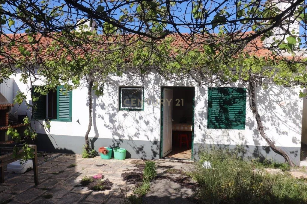 Reservado - Casa de Praia com vista lateral para o mar, com 2 garagens box, logradouro de boas dimensões, 3 quartos, a uma curta distância da praia paradisíaca de Vale Furado - Image 24