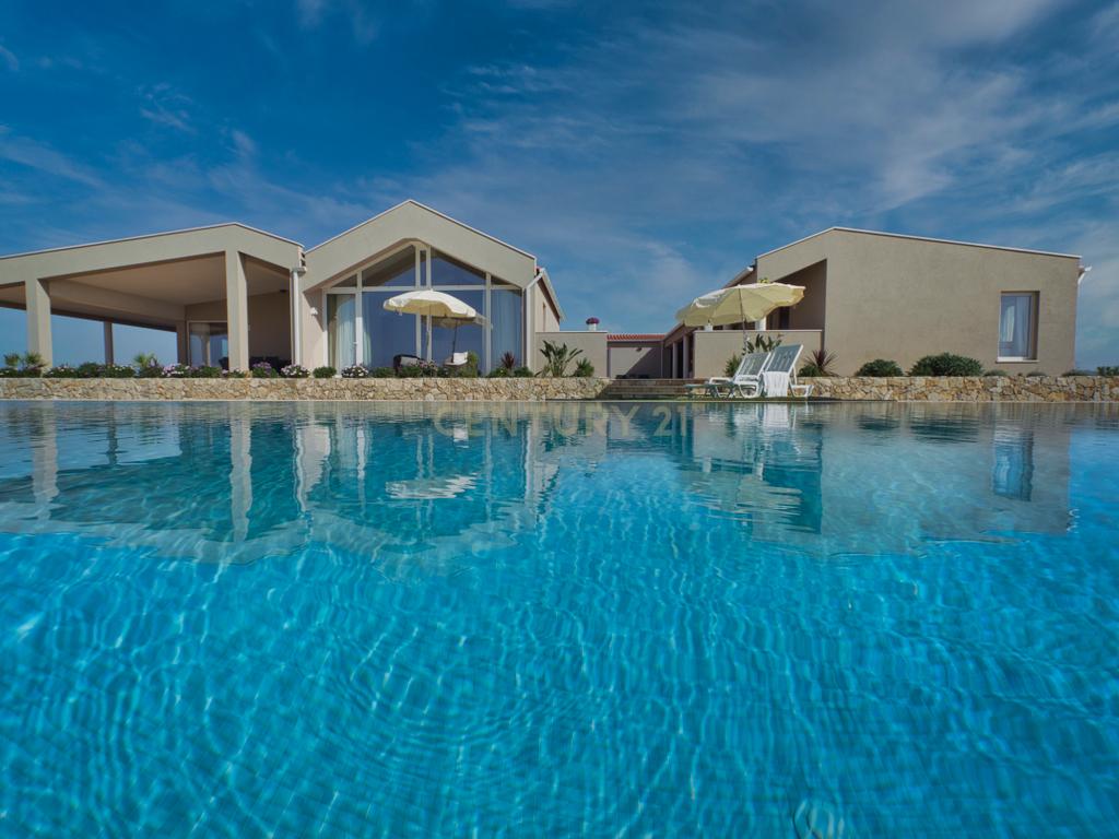 Herdade de 271 Hectares no Barlavento Algarvio, com moradia + 4 estudios, piscina, 9 barragens, 3 estufas. - Image 2