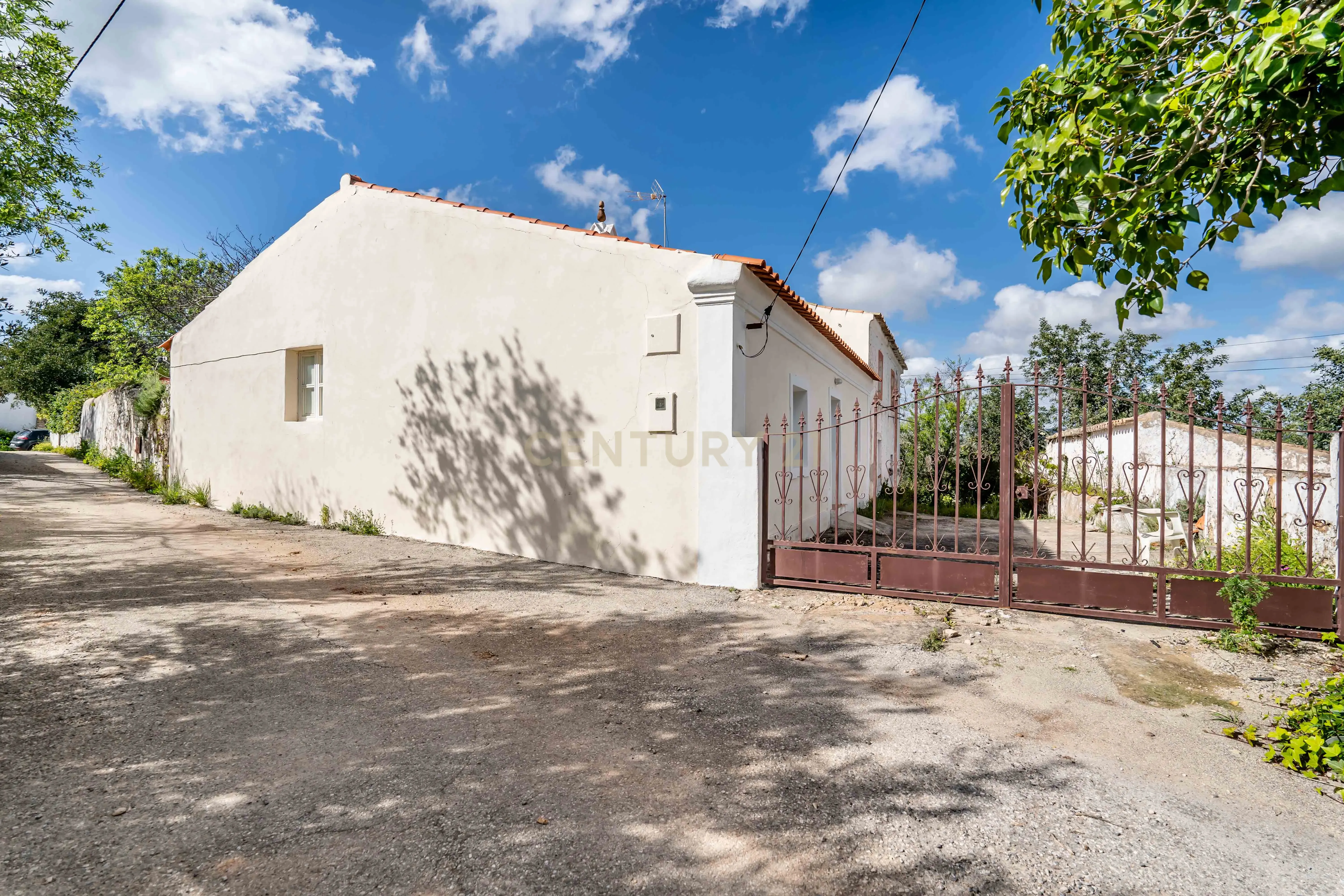 Propriedade com 2 moradias tradicionais e terrenos a venda em Paderne, Albufeira, Algarve Portugal - Image 1