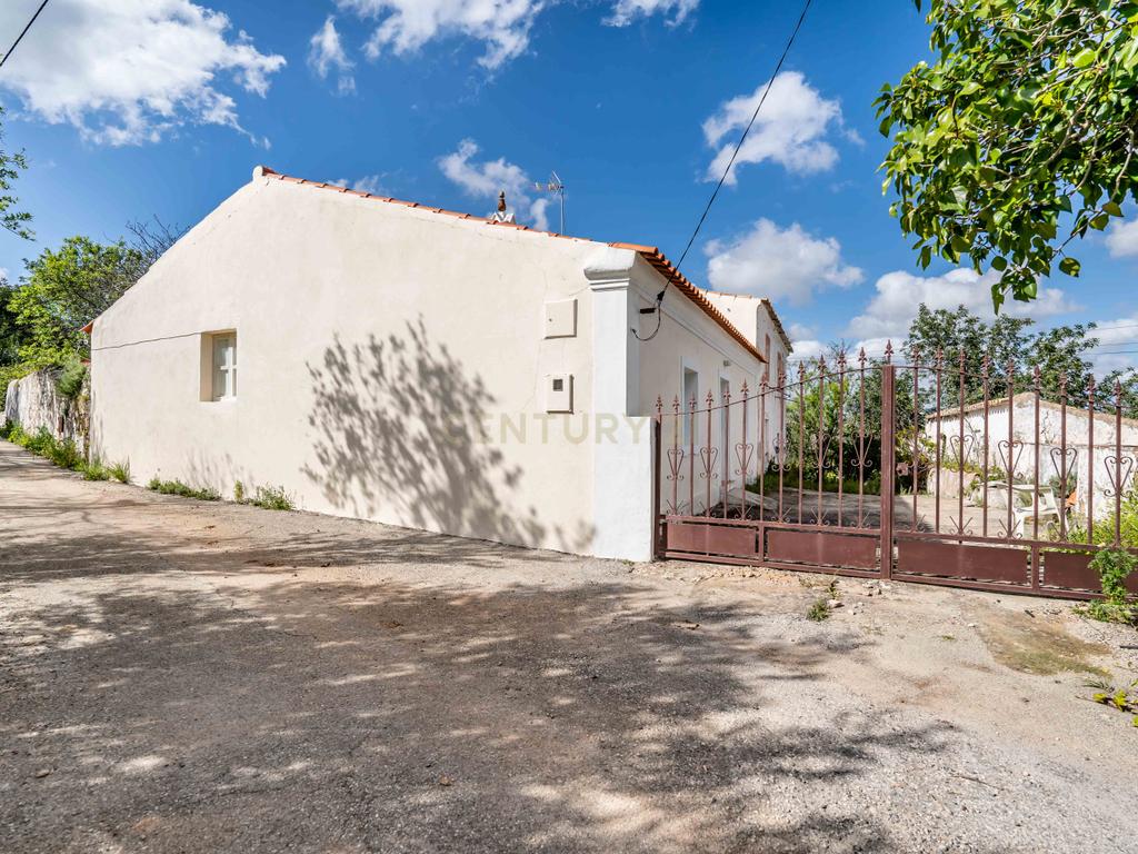Propriedade com 2 moradias tradicionais e terrenos a venda em Paderne, Albufeira, Algarve Portugal - Image 1