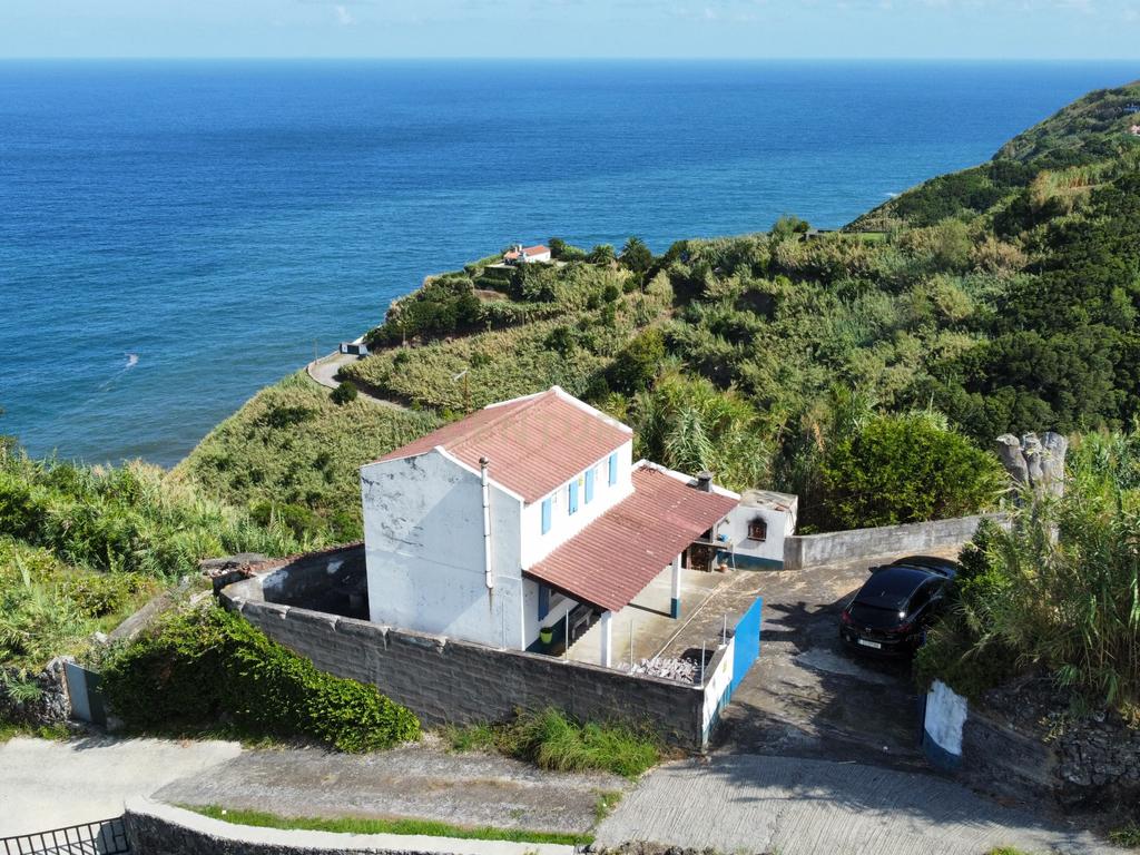 Casa T1 na Lomba Maia com  vista Mar e Grande Terreno para Explorar - Image 1