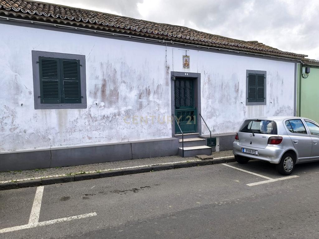 Casa T3 com espaço para Arrumos nos Fundos - Image 1