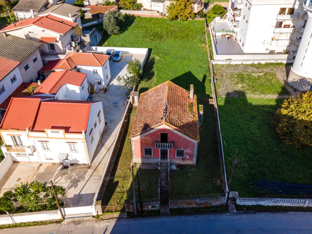 Moradia para reconstrução com Terreno de 1504m2 junto ao Mercado de Condeixa - Image 2