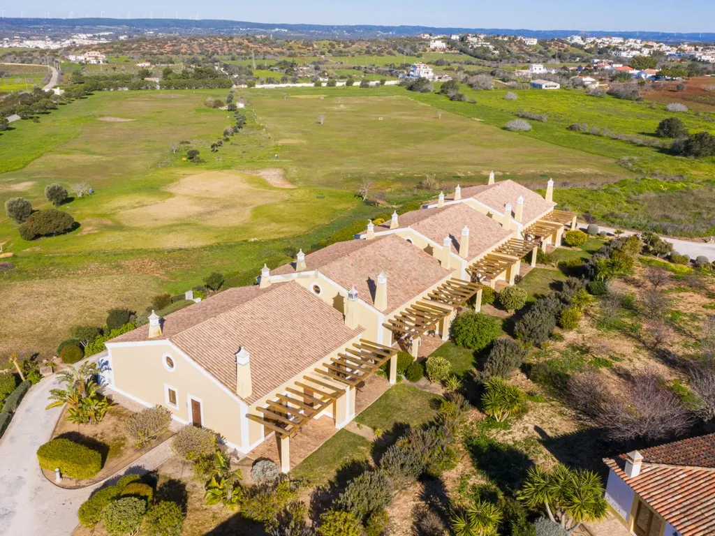 Moradia geminada T2 com terraço e jardim - Image 26