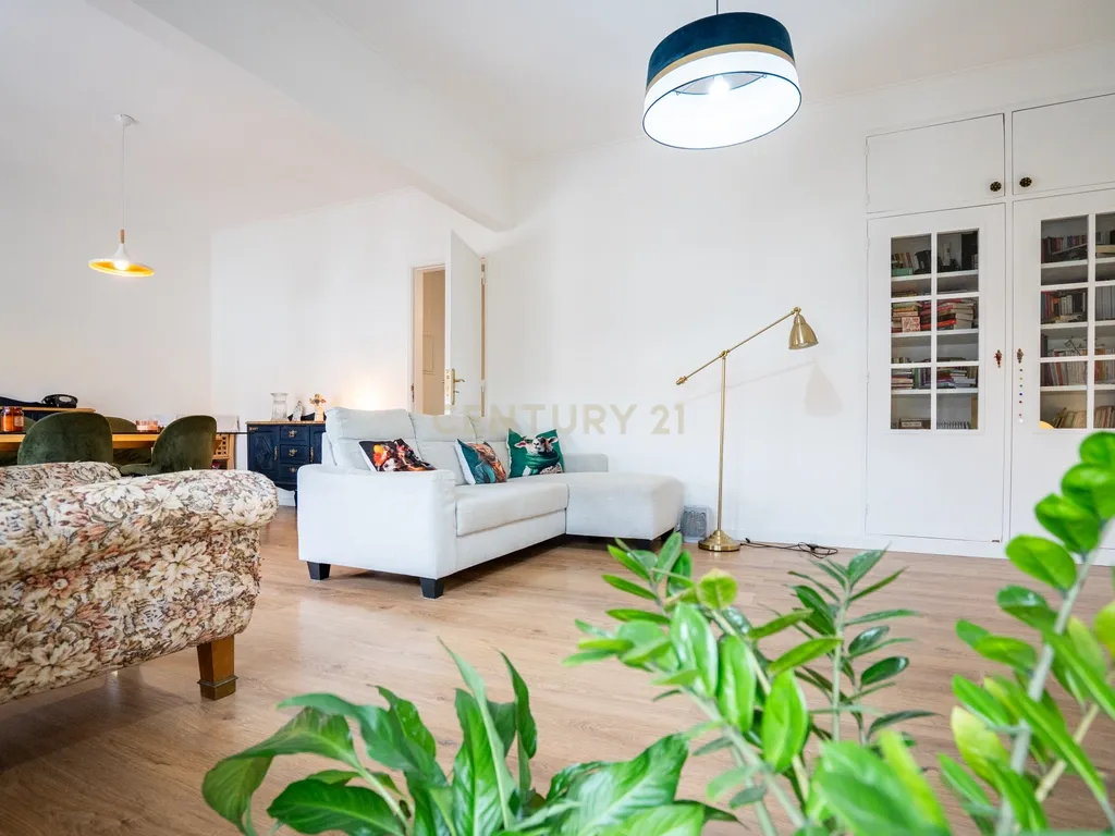 Apartamento T3 Transformado em T2 - Logradouro e Garagem BOX - Junto ao Tribunal e Parque Municipal - Montijo - Image 1