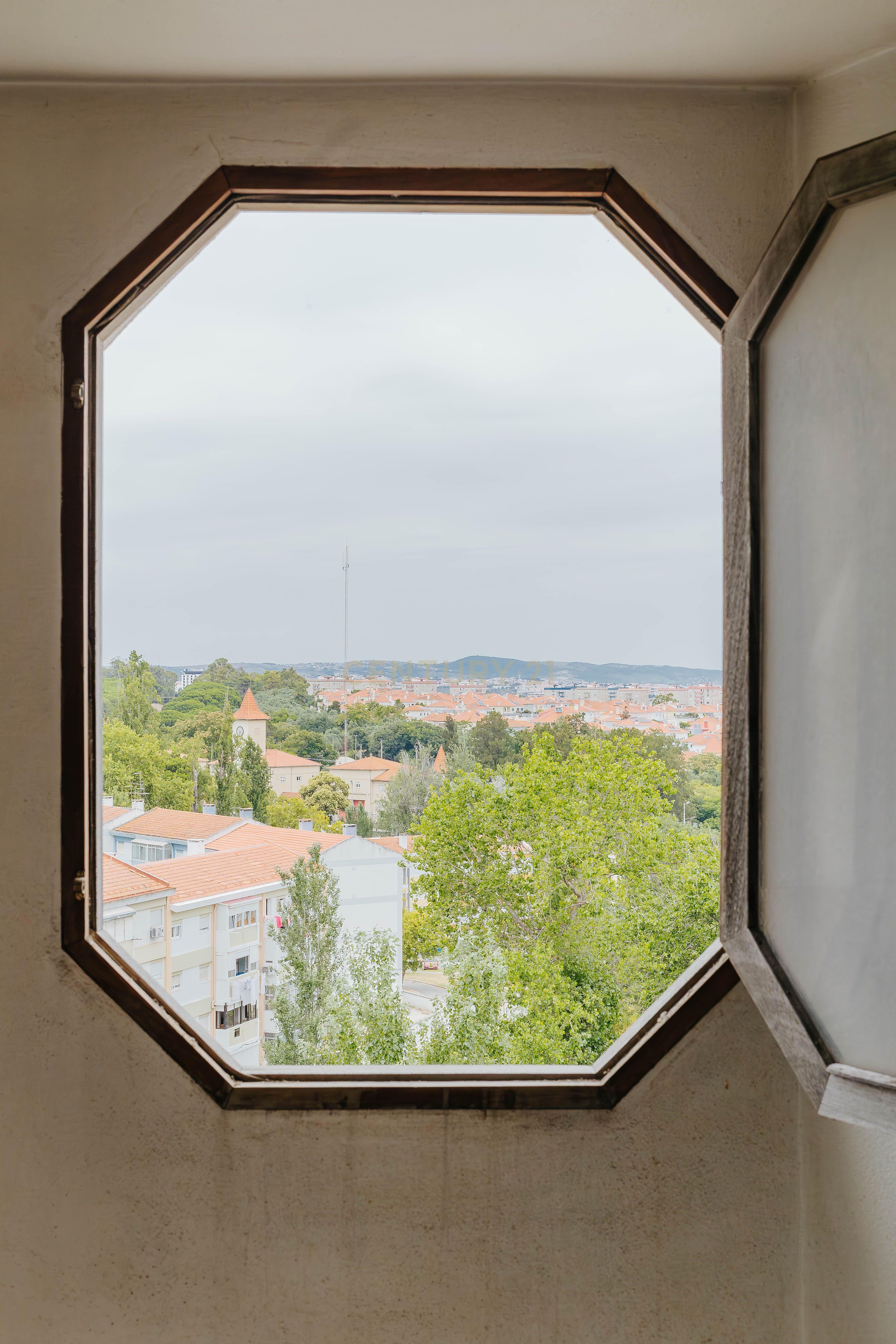 Fotografia 7 de Apartamento T4 para Remodelação nos Olivais, Lisboa - Oportunidade Única