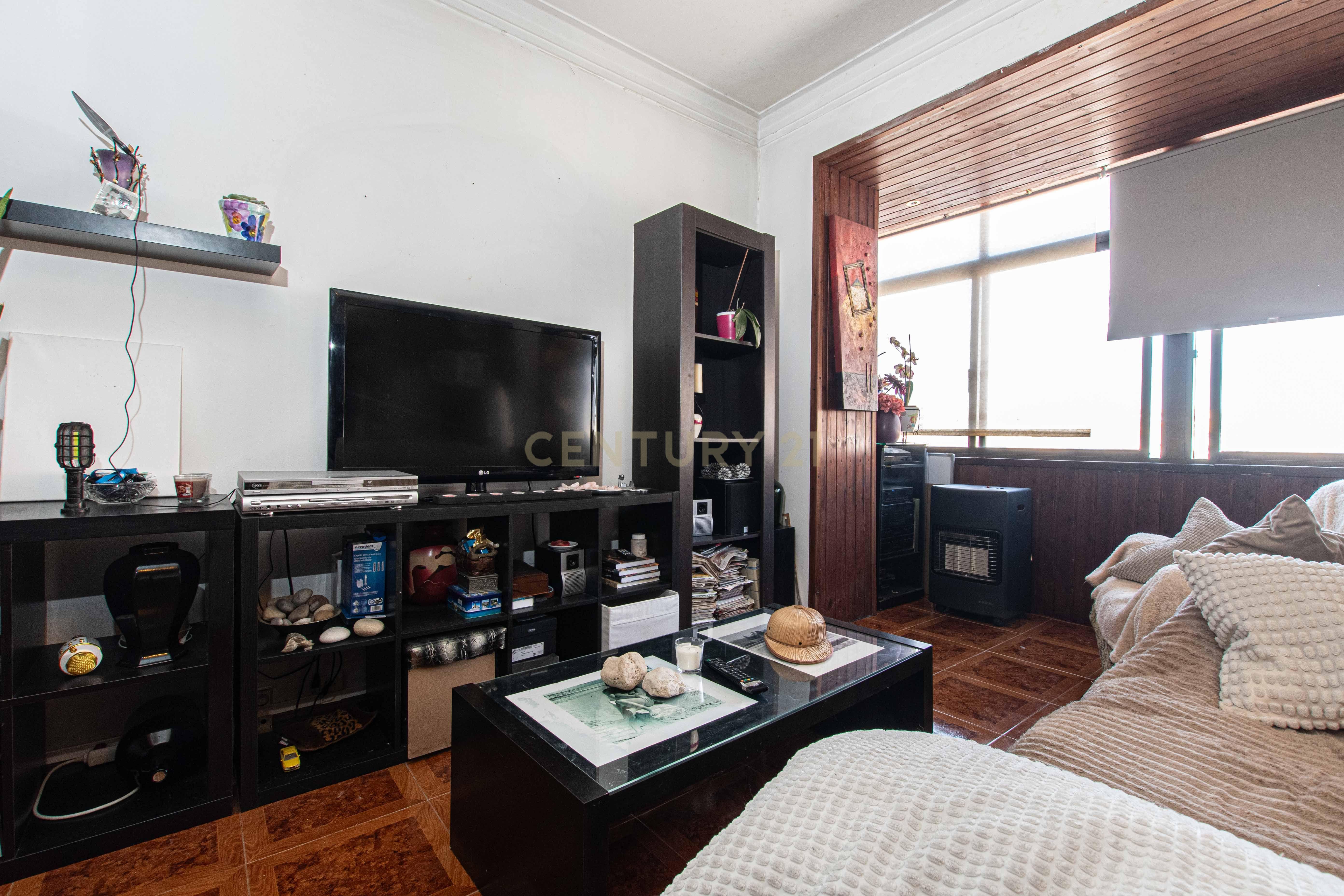 Fotografia 4 de Oportunidade de Investimento | Apartamento T3 convertido em T2 | Olival Basto