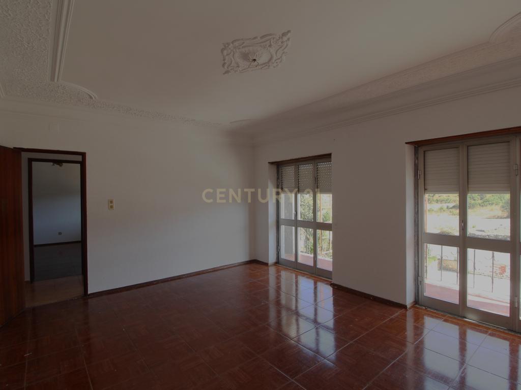 Encantadora Moradia com Jardim em Santiago dos velhos. - Image 10