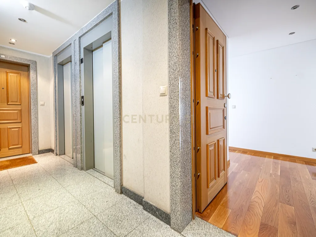 T2 com Suíte, Garagem e Arrecadação na Estefânia - Image 15