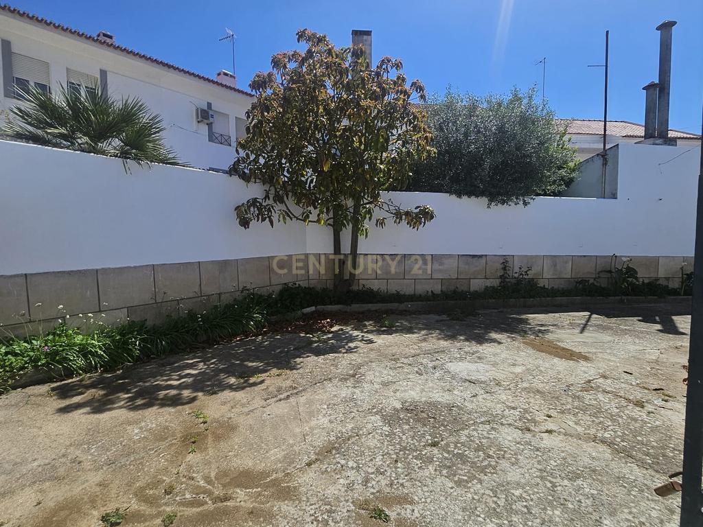 Moradia Bifamiliar T4 com Quintal e Garagem no Bairro das Nogueiras, Évora - Image 38