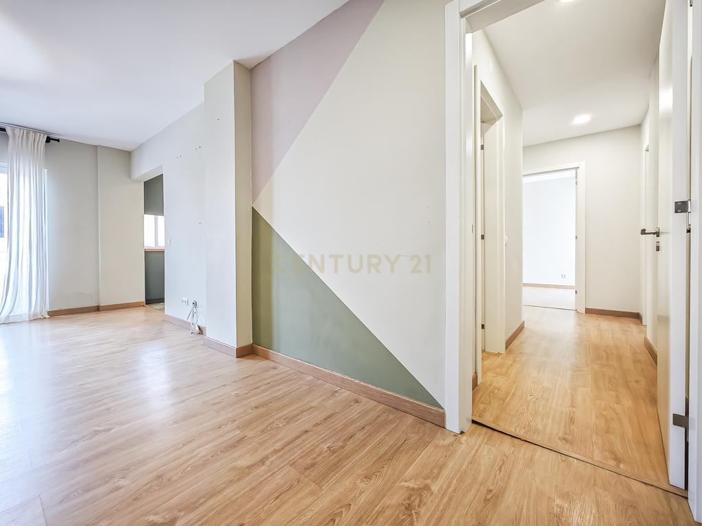 Apartamento Renovado em Cascais com 3 Quartos e Varanda - Image 13