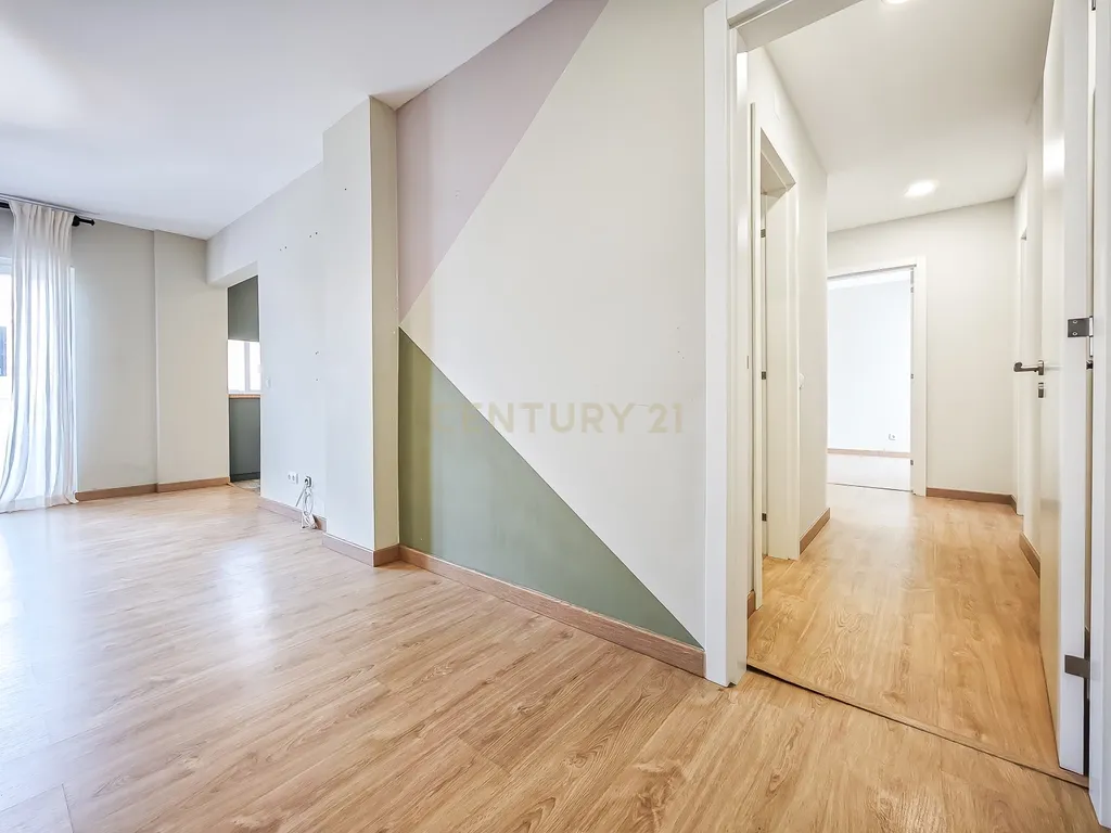 Apartamento Renovado em Cascais com 3 Quartos e Varanda - Image 13