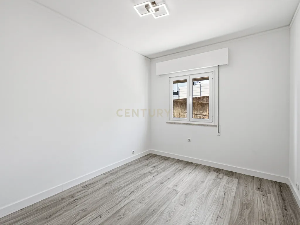 Apartamento T2 Remodelado PC Simão da Veiga Junior 1 - Santo António Dos Cavaleiros - Image 22