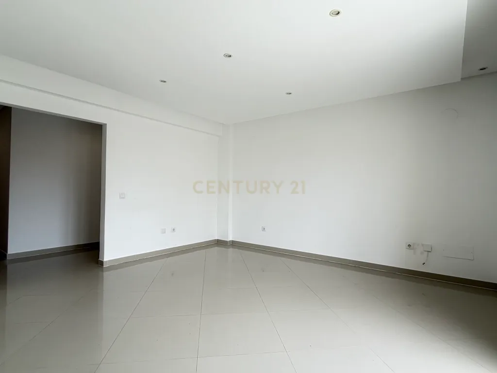 Apartamento T3 com Duas Varandas e Arrecadação, no Pinhal Novo - Image 4