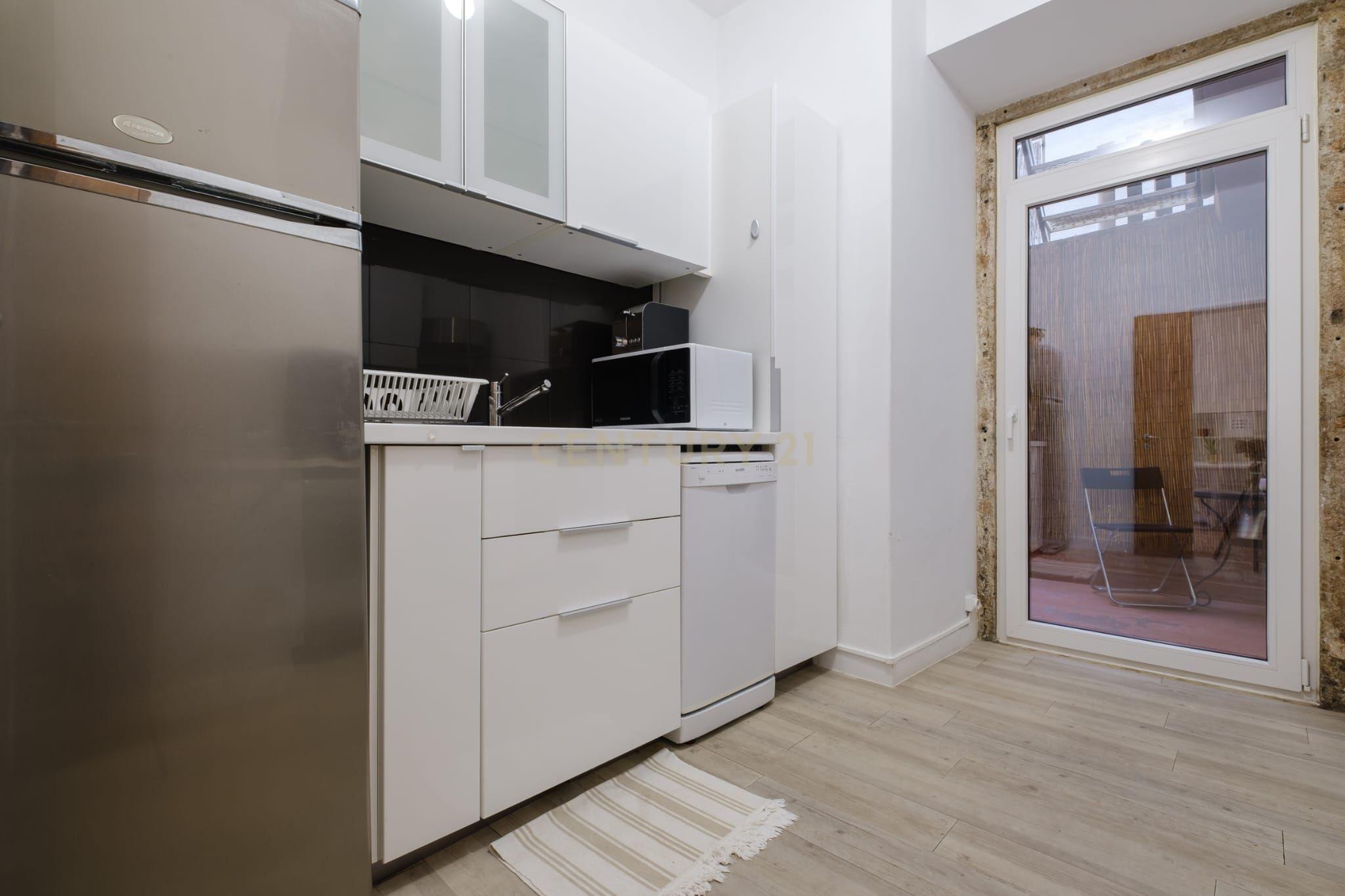 Apartamento T1 com terraço, perto de Santa Apolónia - Image 11