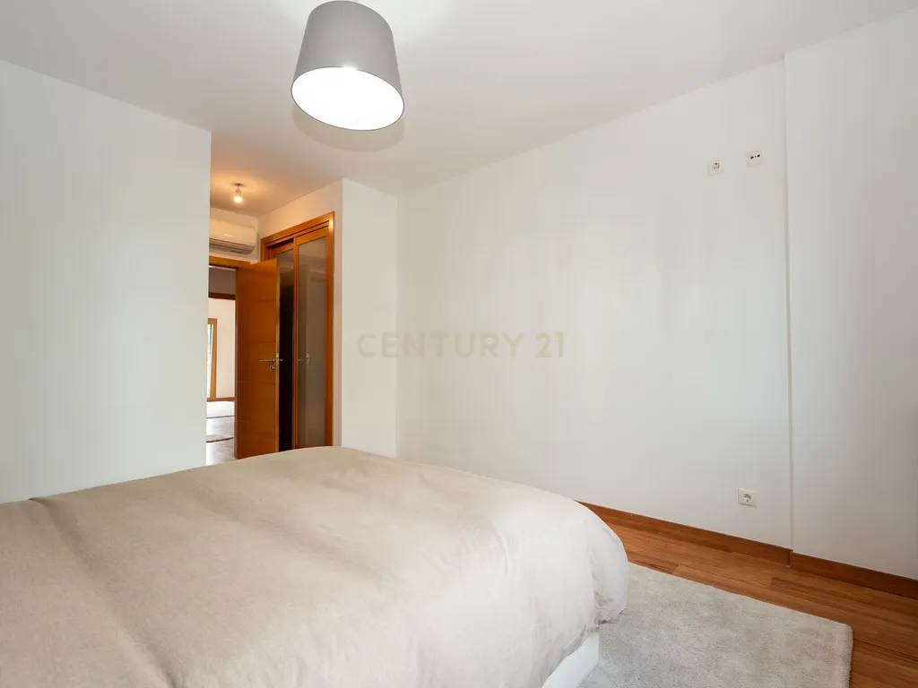 Apartamento de tipologia T3, com 2 varandas, 2 WC e box para 4 viaturas, situado no Jardim da Amoreira - Ramada em Odivelas. - Image 29