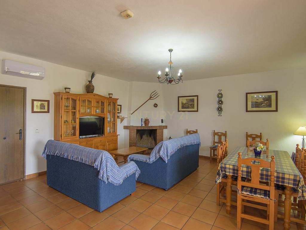 Uma propriedade rural rodeada pela natureza com uma casa de dois andares, piscina privada vedada e terraço para banhos de sol, licença turística, um olival produtivo, instalações para animais adaptáveis ​​e acesso pavimentado a apenas 10 minutos de Ronda. - Image 4