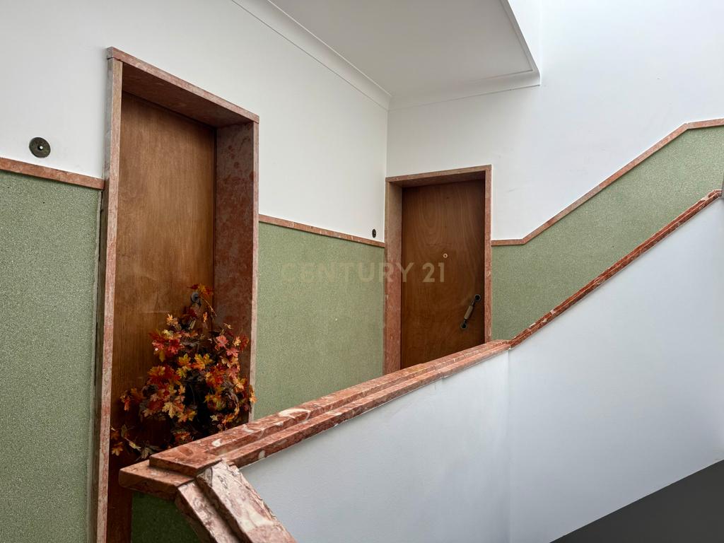 Apartamento T2 para recuperar no centro de Portimão, Algarve - Image 27