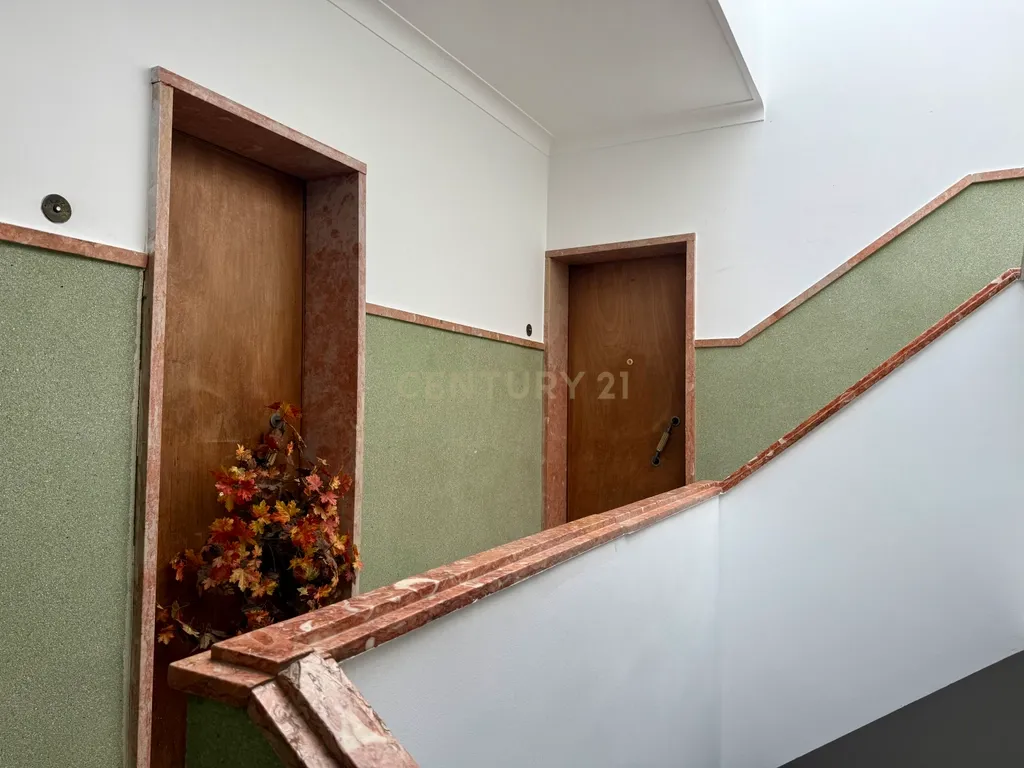 Apartamento T2 para recuperar no centro de Portimão, Algarve - Image 27