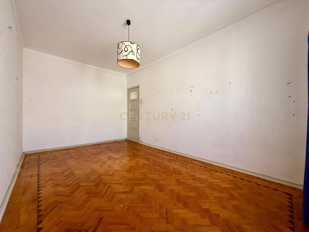 Apartamento T2 para recuperar no centro de Portimão, Algarve - Image 9
