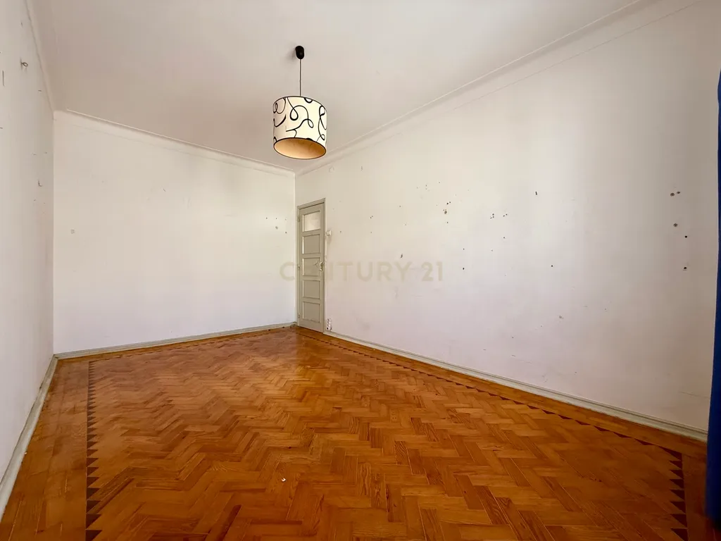 Apartamento T2 para recuperar no centro de Portimão, Algarve - Image 9