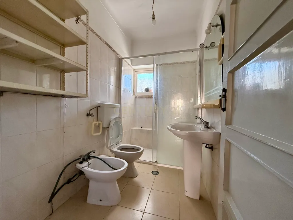 Apartamento T2 para recuperar no centro de Portimão, Algarve - Image 19