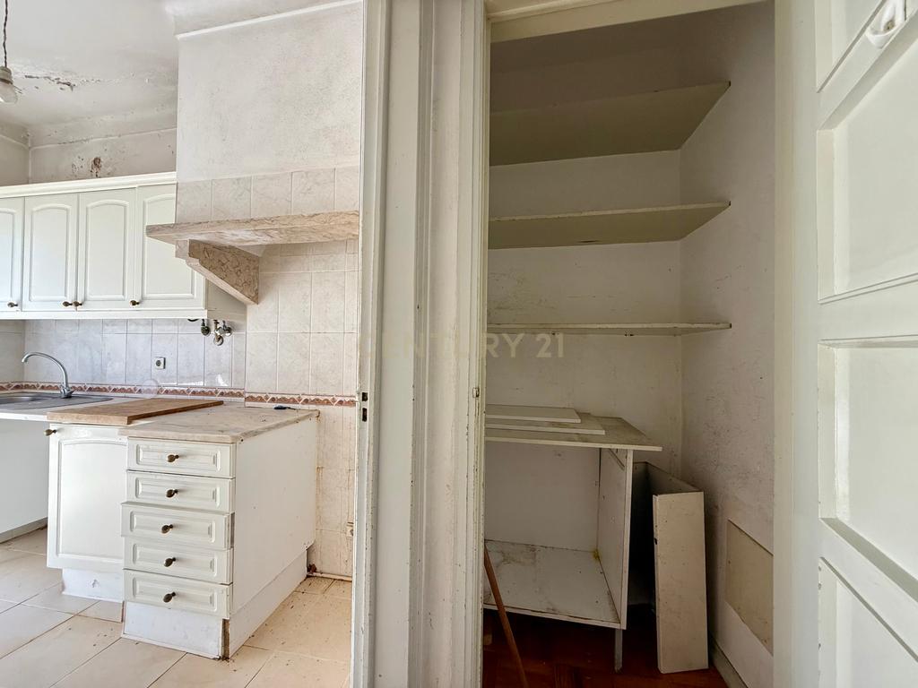 Apartamento T2 para recuperar no centro de Portimão, Algarve - Image 20