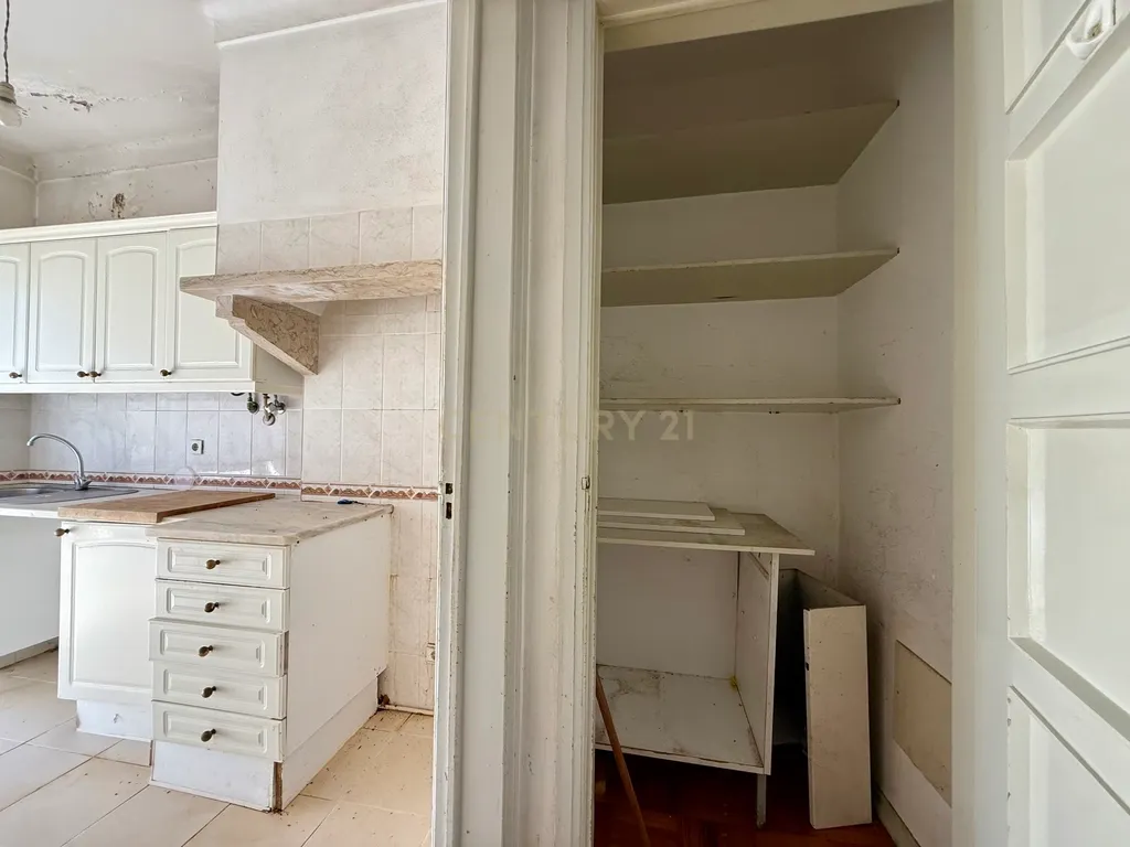 Apartamento T2 para recuperar no centro de Portimão, Algarve - Image 20