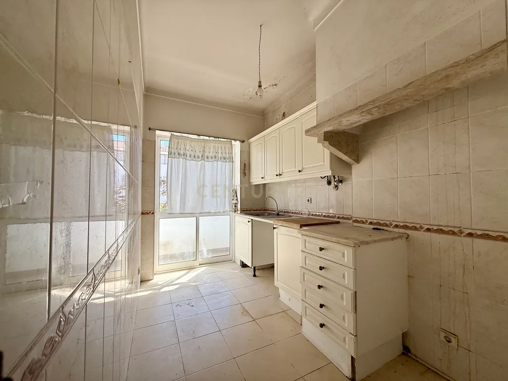Apartamento T2 para recuperar no centro de Portimão, Algarve - Image 22